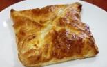 Khachapuri na may keso mula sa handa na puff pastry sa oven