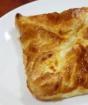 Khachapuri med ost från färdig smördeg i ugnen