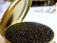 Svart kaviar - fördelarna och nackdelarna med en utsökt delikatess Vad passar svart kaviar med?
