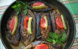 Aubergine med köttfärs i turkisk stil Aubergine bakade med köttfärs i turkisk stil