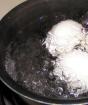 sättet att koka knäckta ägg