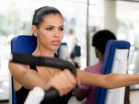 Vad är bättre och mer effektivt för att gå ner i vikt: fitness eller gym?